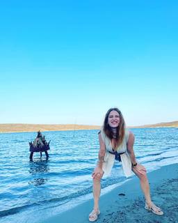 Hazal Kaya feet photo thumbnail