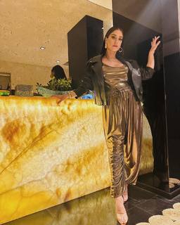 Hazal Kaya feet photo thumbnail