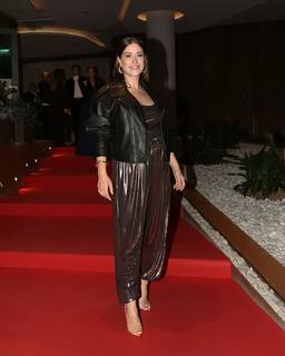 Hazal Kaya feet photo thumbnail