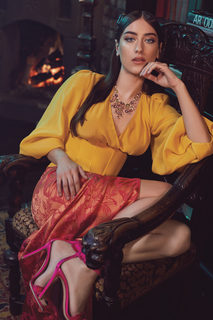 Hazal Kaya feet photo thumbnail