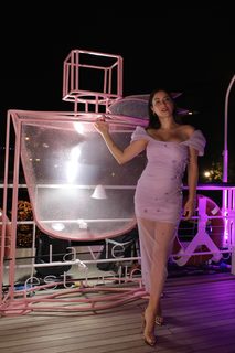 Hazal Kaya feet photo thumbnail