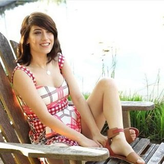 Hazal Kaya feet photo thumbnail