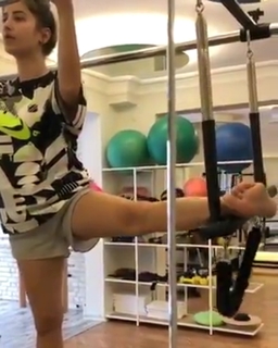 Hazal Kaya feet photo thumbnail