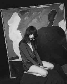Hazal Kaya feet photo thumbnail