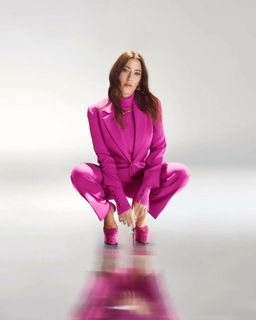 Hazal Kaya feet photo thumbnail