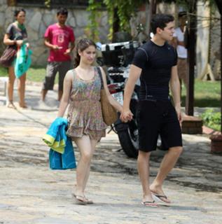 Hazal Kaya feet photo thumbnail