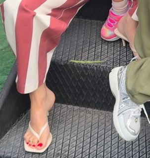 Hazal Kaya feet photo 1