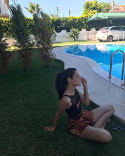 Hazal Subasi feet photo thumbnail