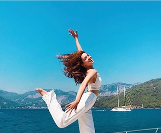 Hazal Subasi feet photo thumbnail