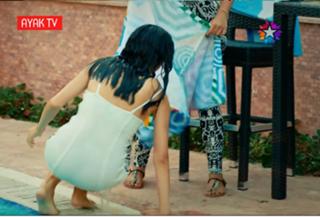 Hazar Ergüclü feet photo thumbnail