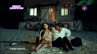 Hazar Ergüclü feet photo thumbnail