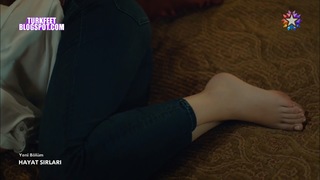 Hazar Ergüclü feet photo thumbnail