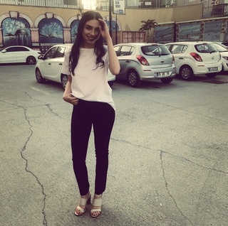 Hazar Ergüclü feet photo thumbnail