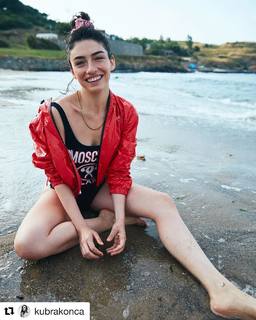 Hazar Ergüclü feet photo thumbnail