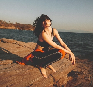 Hazar Ergüclü feet photo thumbnail