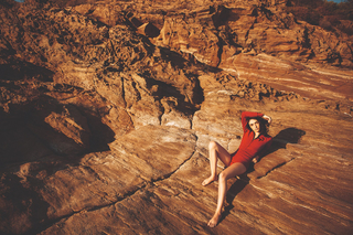 Hazar Ergüclü feet photo thumbnail