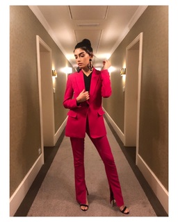 Hazar Ergüclü feet photo thumbnail