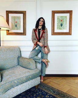 Hazar Ergüclü feet photo thumbnail