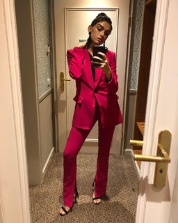 Hazar Ergüclü feet photo thumbnail