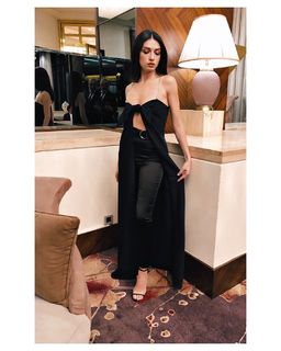 Hazar Ergüclü feet photo thumbnail