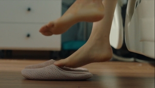 Hazar Ergüclü feet photo thumbnail