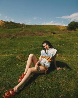 Hazar Ergüclü feet photo thumbnail