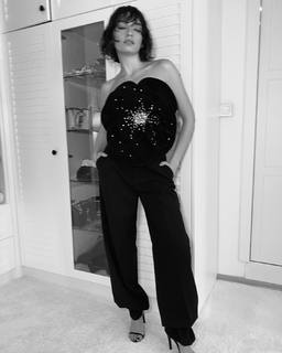 Hazar Ergüclü feet photo thumbnail