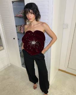 Hazar Ergüclü feet photo thumbnail