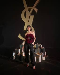 Hazar Ergüclü feet photo thumbnail