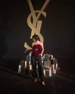 Hazar Ergüclü feet photo thumbnail