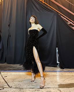 Hazar Ergüclü feet photo thumbnail