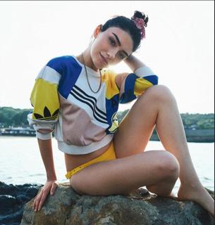 Hazar Ergüclü feet photo thumbnail