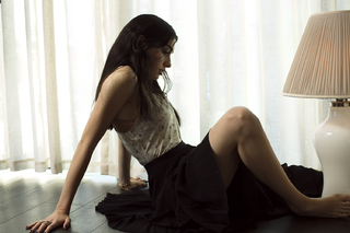 Hazar Ergüclü feet photo thumbnail