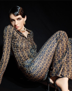 Hazar Ergüclü feet photo thumbnail