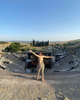 Hazar Ergüclü feet photo thumbnail