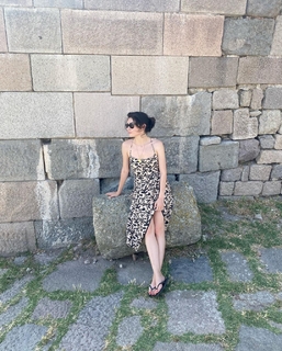 Hazar Ergüclü feet photo thumbnail