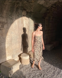 Hazar Ergüclü feet photo thumbnail