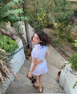 Hazar Ergüclü feet photo thumbnail