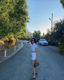 Hazar Ergüclü feet photo thumbnail