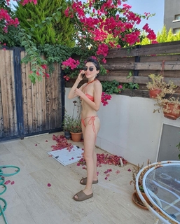 Hazar Ergüclü feet photo thumbnail