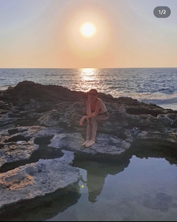 Hazar Ergüclü feet photo thumbnail