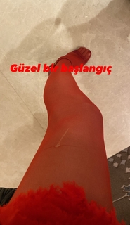Hazar Ergüclü feet photo thumbnail