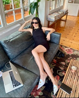 Hazar Ergüclü feet photo thumbnail