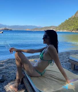 Hazar Ergüclü feet photo thumbnail