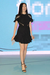 Hazar Ergüclü feet photo thumbnail