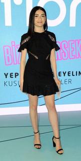 Hazar Ergüclü feet photo thumbnail