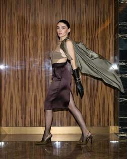 Hazar Ergüclü feet photo thumbnail