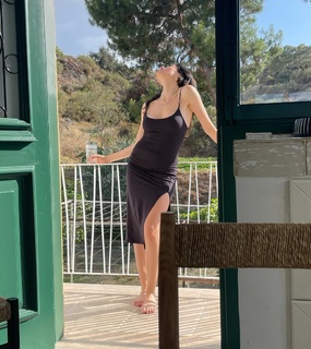 Hazar Ergüclü feet photo thumbnail