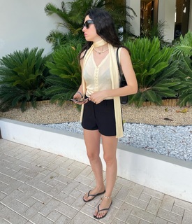 Hazar Ergüclü feet photo thumbnail