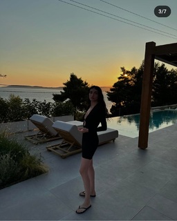 Hazar Ergüclü feet photo thumbnail